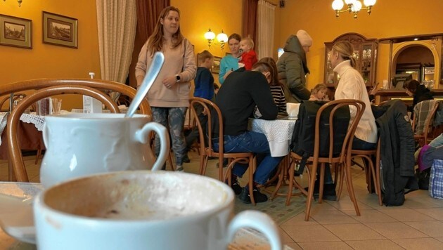Casi todos en la cafetería vienesa están mirando su teléfono celular.  (Imagen: cubo Sepp)