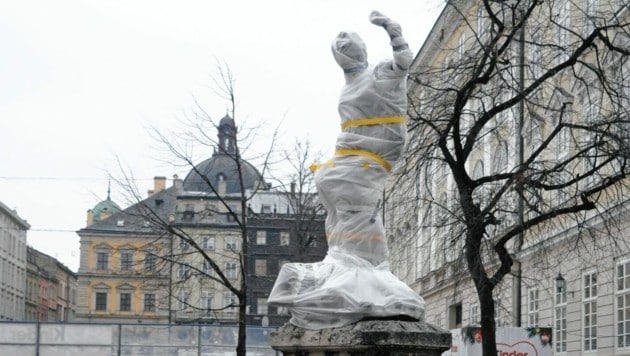 Eine Schutzhülle über einer Statue (Bild: Pail Sepp)