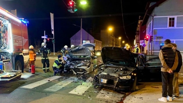 Schwerer Verkehrsunfall bei Kreuzung Vogelweiderstraße, Sterneckstraße mit acht Verletzten (Bild: Markus Tschepp)
