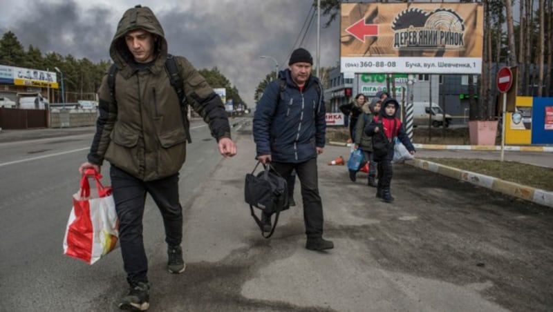 Eine Entspannung des Konflikts scheint noch in weiter Ferne zu liegen - viele versuchen nun quasi in letzter Minute noch aus den betroffenen Städten zu fliehen. (Bild: AP/Oleksandr Ratushniak)