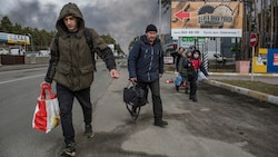 Eine Entspannung des Konflikts scheint noch in weiter Ferne zu liegen - viele versuchen nun quasi in letzter Minute noch aus den betroffenen Städten zu fliehen. (Bild: AP/Oleksandr Ratushniak)