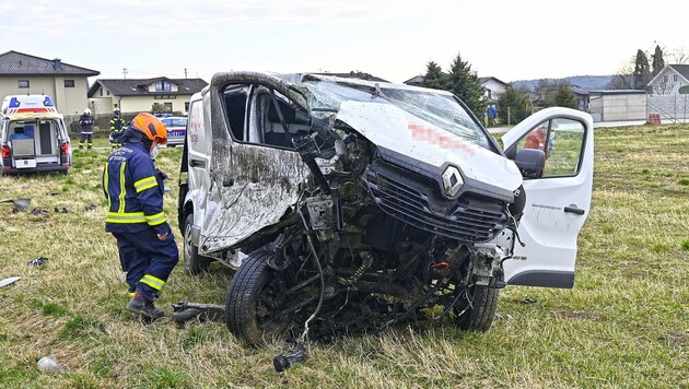 Der Kleinbus des 24-jährigen Linzers wurde bei dem Zusammenstoß völlig zerstört und in ein Feld geschleudert. Der 24-jährige Lenker überlebte den Crash schwer verletzt (Bild: Manfred Fesl)