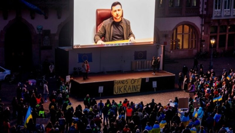 Selenskyj sprach per Video zu zahlreichen Demonstranten in Europa. (Bild: AP/Michael Probst)