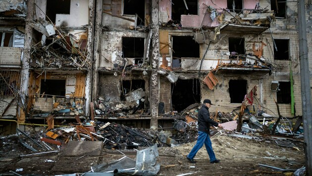 Die zahlreichen Raketenangriffe hinterlassen eine Spur der Verwüstung in der Ukraine, auch Kultureinrichtungen wurden bombardiert. (Bild: AP/Emilio Morenatti)