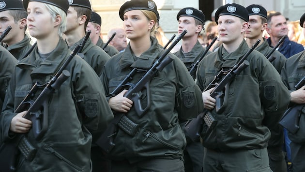 Die Erfolgsgeschichte begann am 1. April 1998, als sich die ersten elf Damen zum Dienst mit der Waffe verpflichteten. 24 Jahre später ist die Zahl der Soldatinnen auf rund 680 angewachsen. (Bild: Radspieler Jürgen)