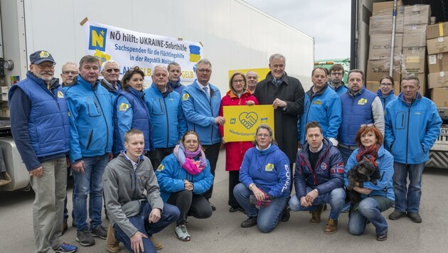 Mikl-Leitner mit Helfern und Vertretern aus Moldawien (Bild: NLK Filzwieser)