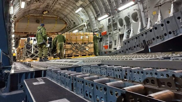 Diese von der ukrainischen Armee veröffentlichte Aufnahme zeigt Männer beim Entladen einer C-17 der Royal Canadian Air Force auf dem internationalen Flughafen von Lwiw mit kanadischer Militärhilfe für die Streitkräfte der Ukraine. (Bild: AFP)