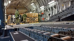 Diese von der ukrainischen Armee veröffentlichte Aufnahme zeigt Männer beim Entladen einer C-17 der Royal Canadian Air Force auf dem internationalen Flughafen von Lwiw mit kanadischer Militärhilfe für die Streitkräfte der Ukraine. (Bild: AFP)