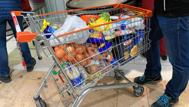 Die Waren im Einkaufswagen wurden nicht bezahlt (Symbolbild). (Bild: Birbaumer Christof)