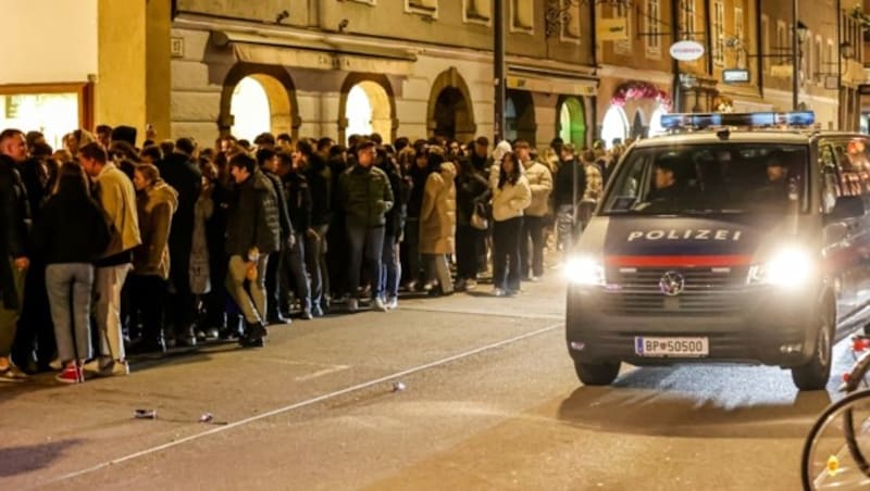 Fast im Minutentakt fuhr die Polizei in der Griesgasse durch. Es war der einzige Ort in Salzburg Stadt Freitagnacht, an dem das Partyleben wieder Fahrt aufnahm. Ansonsten schien die Innenstadt wie ausgestorben. (Bild: Tschepp Markus)