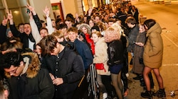 Vor dem „City Beats“ in Salzburg Stadt standen rund 600 Gäste an und warteten auf Einlass um Punkt Mitternacht. (Bild: Tschepp Markus)