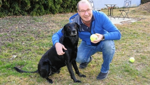 Gerhard D. mit seinem geliebten Mischlingshund „Marley“, dessen Bellen nun Problem ist (Bild: Christian Jauschowetz)