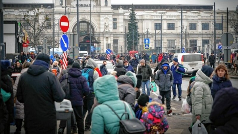 Menschenmassen vor dem Bahnhof in Lemberg (Bild: Sepp Pail)