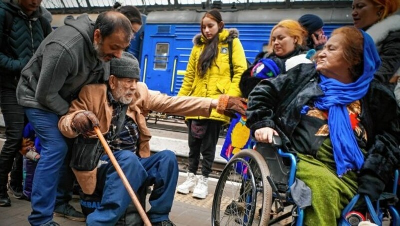 Erschütternde Szenen am Lemberger Bahnhof: Tausende Familien wollen raus aus der Ukraine, egal, wie und wohin. (Bild: Sepp Pail)