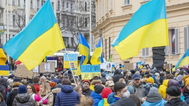 Bei einer Demo im vergangenen März in Wien wurde offen Solidarität mit der Ukraine bekundet. (Bild: APA/Tobias Steinmaurer)