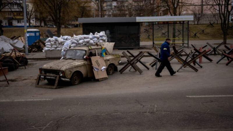 Die Hauptstadt Kiew gleicht einer Festung - für die russischen Truppen gibt es hier kaum ein Weiterkommen. (Bild: AP/Emilio Morenatti)