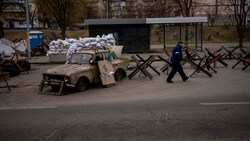 Die Hauptstadt Kiew gleicht einer Festung - für die russischen Truppen gibt es hier kaum ein Weiterkommen. (Bild: AP/Emilio Morenatti)
