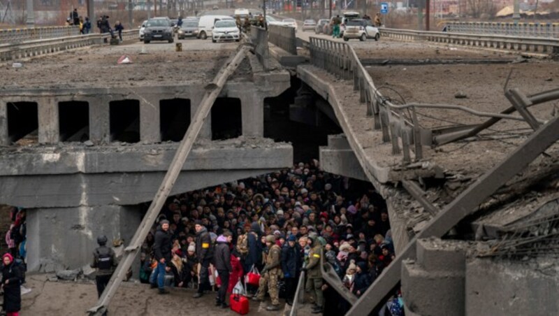 Einwohner Kiews retteten sich während eines Flugalarms unter eine zerstörte Brücke. (Bild: AP/Emilio Morenatti)