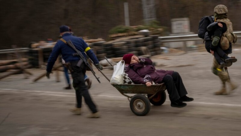 Viele hofften bis zuletzt, bleiben zu können - nun begeben sie sich doch auf die Flucht. (Bild: AP/Emilio Morenatti)