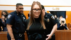 Foto von Anna Sorokin bei ihrem Gerichtsprozess im Jahr 2019 (Bild: AP/Steven Hirsch)