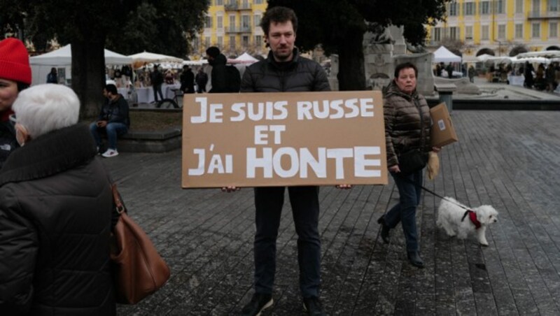 Ein Demonstrant in Nizza (Frankreich): „Ich bin Russe und ich schäme mich.“ (Bild: Valery HACHE / AFP)