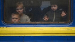 Ukrainische Kinder am Bahnhof in Lemberg. (Bild: AFP)