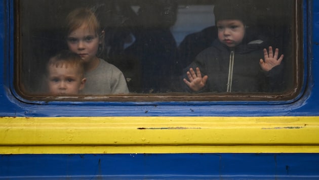 Trister Kriegsalltag: Ukrainische Kinder am Bahnhof in Lemberg. (Bild: AFP)