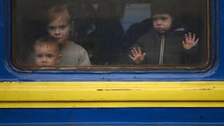 Ukrainische Kinder am Bahnhof in Lemberg (Archivbild) (Bild: AFP)