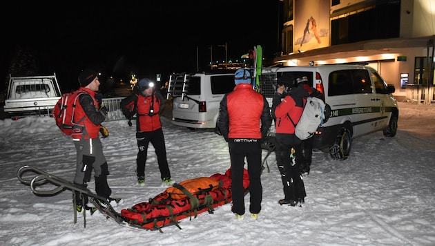 Die Bergrettung Gerlos bei einem typischen abendlichen Après-Ski-Einsatz in diesem Winter (Bild: ZOOM.TIROL)