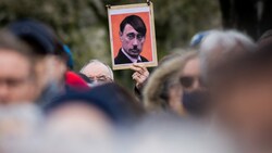 Demo in Nantes (Frankreich): Ein Plakat, das den russischen Staatschef Wladimir Putin in der Verkleidung von Adolf Hitler zeigt. (Bild: AFP)