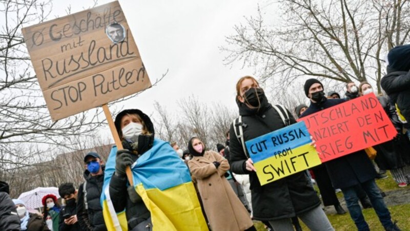 Auch bei einer Demo in Berlin wurde Putin mit Hitler verglichen (Bild: AFP)