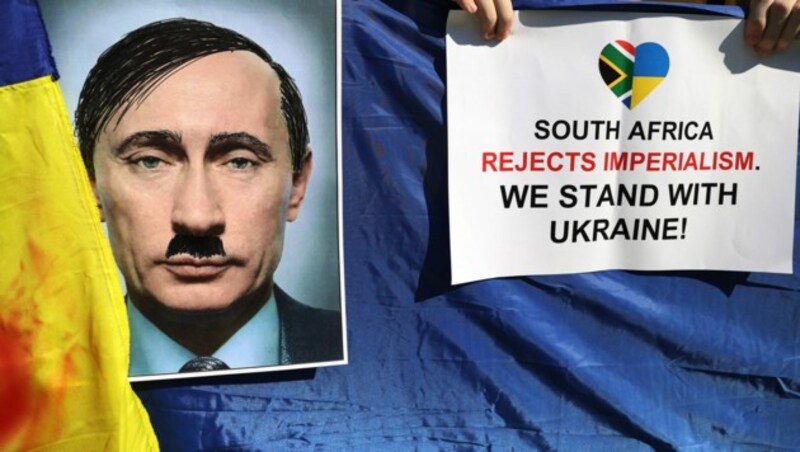 Putin-Hitler-Plakat iN Südafrika (Bild: AFP)