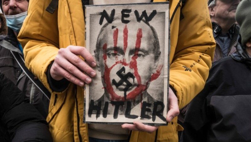 Putin-Hitler-Vergleich in Prag (Bild: AFP)