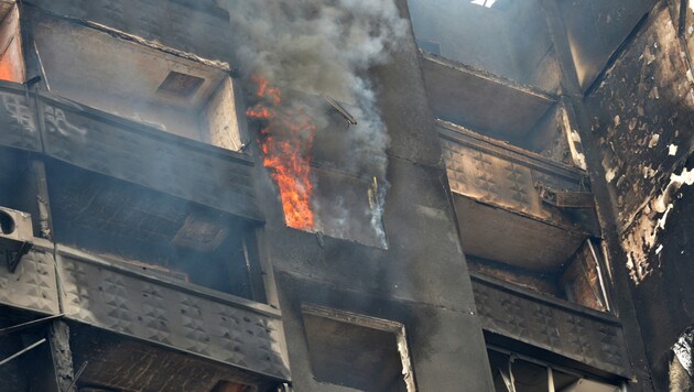 Ein Gebäude brennt, nachdem russische Truppen das Gebiet in der zweitgrößten ukrainischen Stadt Charkiw im Osten des Landes am Sonntag beschossen haben. (Bild: AFP)
