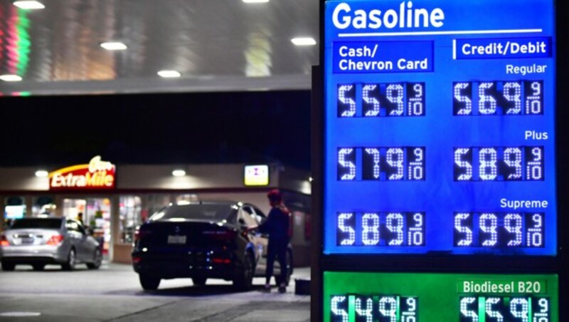 An einer Tankstelle in Kalifornien wurden Freitag Preise für Benzin und Dieselkraftstoff von über 5 Dollar pro Gallone angezeigt. (Bild: AFP)