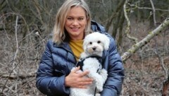 Corinna Milborn mit ihrem Hund in der Wiener Lobau - ohne Handy, um abzuschalten. Nächste Woche präsentiert sie bei PULS 4 „Milborn“ & „Pro und Contra“. (Bild: Zwefo)