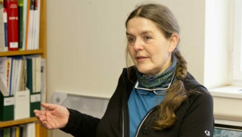 Katharina Lins weiß, dass der Uferbereich der Alfenz mit dem Auwaldbewuchs eine überaus sensible und somit schützenswerte Zone ist. (Bild: Mathis Fotografie)