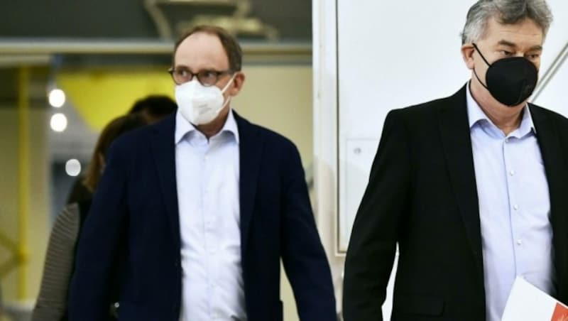 Rauch will die Lage „weiter beobachten", Kogler milderte die Ankündigung eines Masken-Comebacks von Grünen-Klubchefin Sigrid Maurer indessen etwas ab. (Bild: APA/HANS PUNZ)