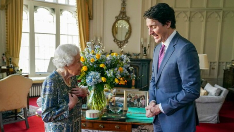 Queen Elizabeth bringt Justin Trudeau zum Lachen. (Bild: APA/Steve Parsons/Pool via AP)