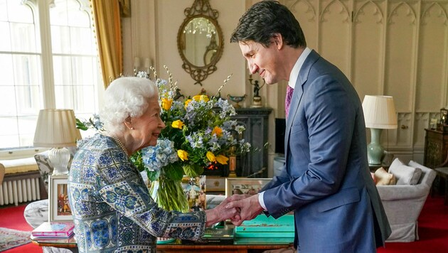 Königin Elizabeth II. wirkt beim Treffen mit Justin Trudeau sichtlich vergnügt. (Bild: APA/Steve Parsons/Pool via AP)