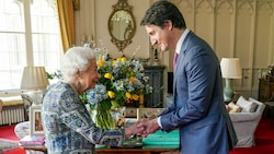 Königin Elizabeth II. wirkt beim Treffen mit Justin Trudeau sichtlich vergnügt. (Bild: APA/Steve Parsons/Pool via AP)