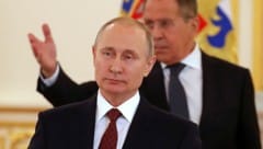 Russlands Präsident Wladimir Putin und sein Außenminister Sergej Lawrow (Bild: AP)