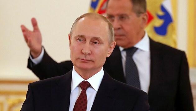 Russlands Präsident Wladimir Putin und sein Außenminister Sergej Lawrow (Bild: AP)