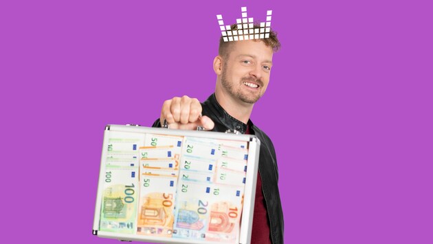 kronehit-Moderator Christian-Mederitsch mit dem „Money Mix“-Gewinnkoffer.
 (Bild: © kronehit)