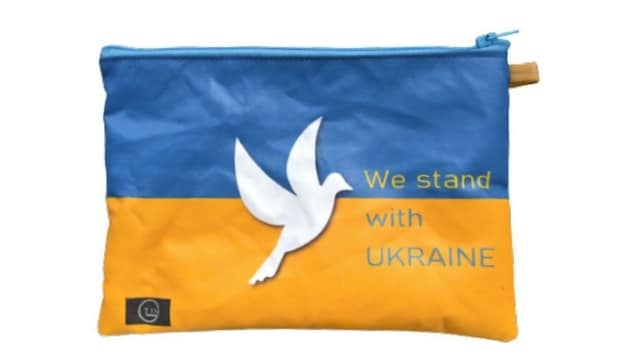 Dieses KrimsKrams-Täschchen im Ukraine-Design kann für 25 Euro bestellt werden. (Bild: Tin-G)