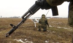 Ein russischer Soldat bereitet eine Drohne vor (Archivbild).