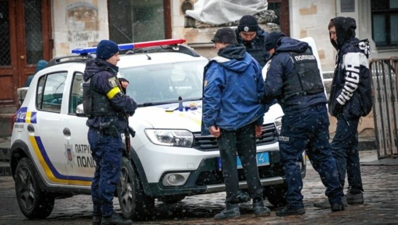 Kontrollen durch Polizei oder Militär stehen in Lemberg an der Tagesordnung. (Bild: Pail Sepp)