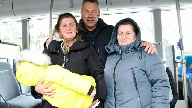 Thomas Richter (Mitte) mit Olga, Olga und Baby Katia (Bild: Tröster Andreas)