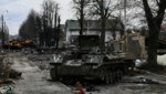 Ein zerstörtes russisches Panzerfahrzeug in Bucha, westlich von Kiew - die Berichte häufen sich, dass die Invasion in die Ukraine nicht so läuft, wie es sich Putin vorgestellt hat. (Bild: APA/AFP/ARIS MESSINIS)