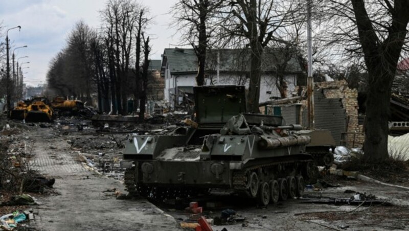 Ein zerstörtes russisches Panzerfahrzeug in Bucha, westlich von Kiew - die Berichte häufen sich, dass die Invasion in die Ukraine nicht so läuft, wie es sich Putin vorgestellt hat. (Bild: APA/AFP/ARIS MESSINIS)